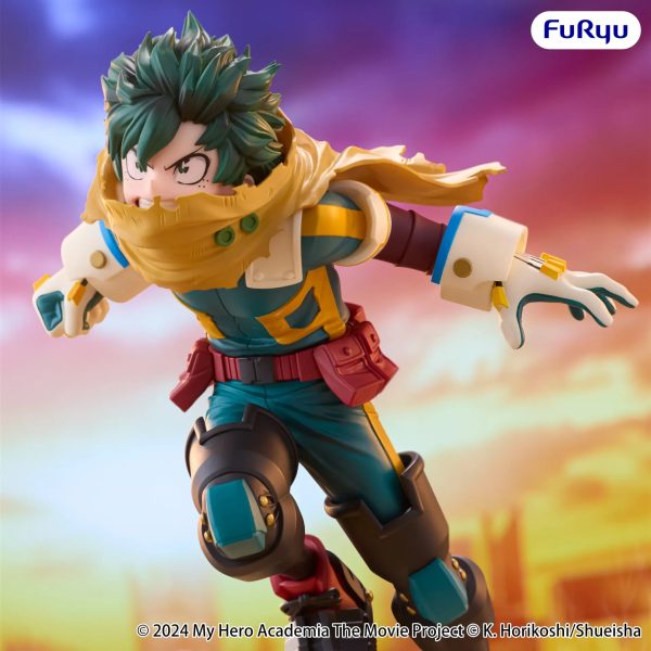 Close view of Izuku’s face and torn yellow cape